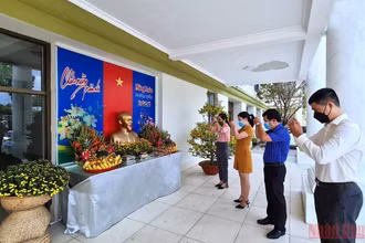 Cán bộ TP Cà Mau thắp hương bàn thờ Bác Hồ tại nơi làm việc vào sáng mùng 2 Tết Nhâm Dần. 