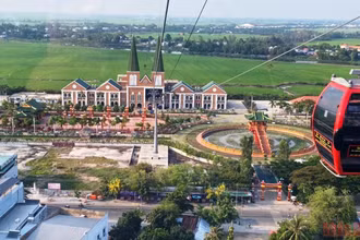 Khu du lịch Cáp treo Núi Sam nằm ngay dưới chân Núi Sam.