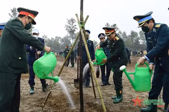 Đại tướng Phan Văn Giang và các đại biểu trồng cây tại trận địa Trung đoàn 916, Sư đoàn 371. Ảnh: TUẤN HUY/Báo Quân đội nhân dân