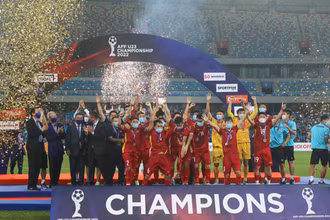Đội tuyển U23 Việt Nam nâng cao chiếc cúp vô địch giải U23 Đông Nam Á. (Ảnh: VFF)