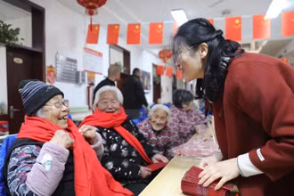 Người cao tuổi được chăm sóc sức khỏe tại một viện dưỡng lão ở tỉnh Hà Bắc, Trung Quốc. (Ảnh: Nhân Dân Nhật báo)