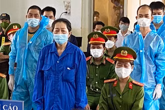 Bị cáo Kim Hạnh và 4 bị cáo Sang, Linh, Lê, Minh tại tòa án.