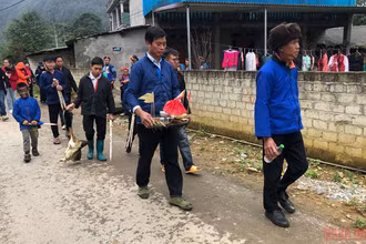 Đoàn lễ đang đi đến từng nhà để thực hiện lễ quét ma.