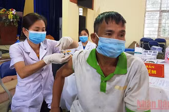 Đẩy nhanh tiêm vaccine phòng Covid-19 cho người dân ở Lào Cai.