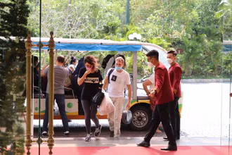 Du khách Nga tới Nha Trang theo chương trình thí điểm đón khách quốc tế hồi tháng 12/2021 (Ảnh: CTV)