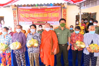 Lãnh đạo Công an tỉnh Bạc Liêu và Thượng tọa Phương Văn Thanh, Phó Trụ trì Chùa Cù Lao tặng quà cho bà con dân tộc Khmer trong tỉnh. 