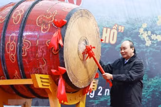 Chủ tịch nước Nguyễn Xuân Phúc đánh trống phát động Tết trồng cây tại Phú Thọ. (Ảnh: TTXVN)