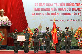 Thừa ủy quyền của Chủ tịch nước, thay mặt lãnh đạo Bộ Quốc phòng, Đại tướng Phan Văn Giang (thứ 3 từ trái sang) trao Huân chương Bảo vệ Tổ quốc hạng nhất tặng Ban Thanh niên Quân đội. 