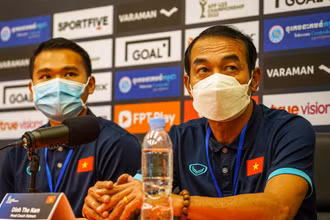HLV Đinh Thế Nam phát biểu tại buổi họp báo sau trận bán kết gặp U23 Timor Leste. (Ảnh: VFF)