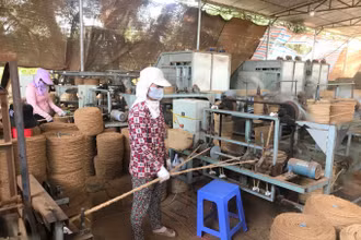 Xe chỉ xơ dừa làm nguyên liệu dệt thảm xơ dừa. (Ảnh: Nông nghiệp Việt Nam)