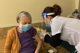 Tiêm vaccine phòng Covid-19 cho người cao tuổi tại nhà ở Hà Nội.