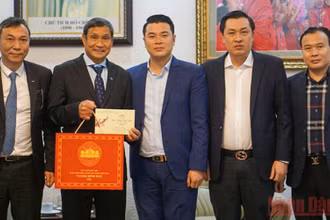 Huấn luyện viên Mai Đức Chung và lãnh đạo VFF nhận quà chúc mừng của Chủ tịch Quốc hội Vương Đình Huệ.