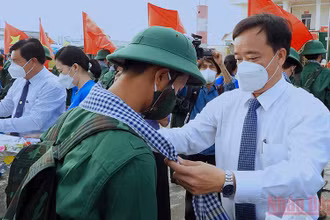 Lãnh đạo tỉnh Cà Mau tặng hoa, choàng khăn động viên các tân binh huyện Cái Nước lên đường nhập ngũ.