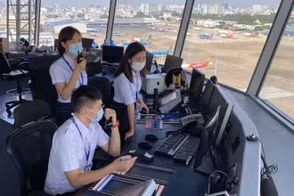Kíp trực tại Đài Kiểm soát không lưu Tân Sơn Nhất. (Ảnh: VATM)