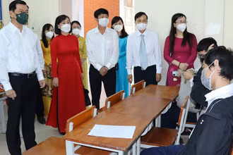 Bí thư Tỉnh ủy Đồng Nai Nguyễn Hồng Lĩnh (bên trái) cùng lãnh đạo Sở Giáo dục và Đào tạo tỉnh động viên học sinh Trường trung học phổ thông chuyên Lương Thế Vinh trong ngày đầu tiên trở lại học trực tiếp.