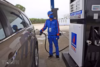 Mua bán xăng dầu tại một điểm kinh doanh xăng dầu ở Hà Nội. (Ảnh: TTXVN)
