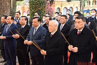 Tổng Bí thư Nguyễn Phú Trọng thành kính dâng hương tưởng nhớ các bậc tiên đế, hiền tài, các anh hùng, liệt sĩ có công với đất nước. Ảnh: ĐĂNG KHOA