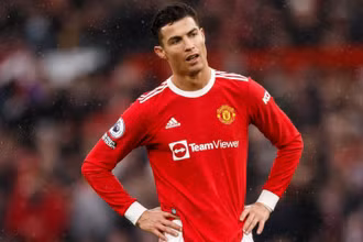 Ronaldo thất vọng sau trận hòa 1-1 của MU trước Southampton. (Ảnh: stadiumastro)