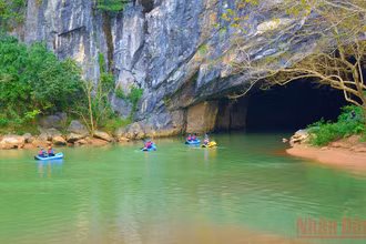 Khám phá động Phong Nha bằng kayak.