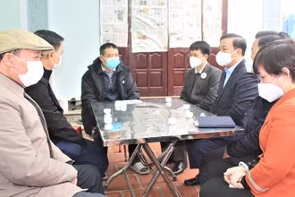 Phó Chủ tịch UBND thành phố Hà Nội Chử Xuân Dũng động viên, chia buồn với đại diện gia đình ông Ngô Văn Đẩn. (Ảnh: Đình Tuấn)