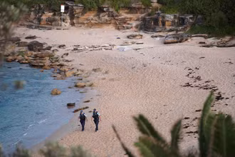 Cảnh sát tuần tra trên bãi biển Little Bay, bang New South Wales, Australia sau vụ cá mập tấn công gây chết người, chiều 16/2. (Ảnh: The Sydney Morning Herald)