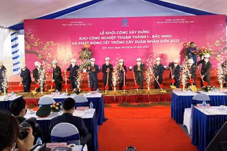 Các đại biểu dự lễ khởi công xây dựng Khu công nghiệp Thuận Thành I.