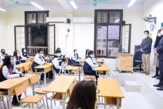 Đoàn công tác của Sở Giáo dục và Đào tạo Hà Nội đến kiểm tra và động viên học sinh Trường THPT Phan Đình Phùng. (Ảnh: TTXVN)