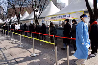 Xếp hàng chờ xét nghiệm Covid-19 tại điểm xét nghiệm tạm thời ở City Hall Plaza, Seoul, Hàn Quốc, ngày 10/2/2022. (Ảnh: REUTERS)