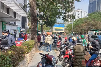 Người dân đi mua kit test nhanh tại Chợ thuốc Hapulico. (Ảnh: SƠN BÁCH)
