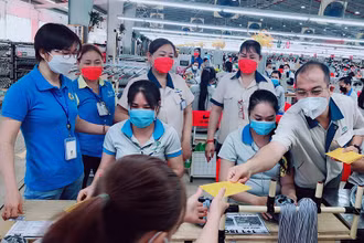 Đại diện Ban Chấp hành Công đoàn Công ty cổ phần Taekwang Vina lì xì đầu năm cho công nhân.