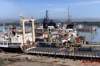 Lực lượng công an phong tỏa một tàu thủy để khám xét trong Chuyên án 920G.