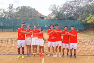 Các thành viên đội tuyển Junior Davis Cup và Junior Billie Jean King Cup Việt Nam. (Ảnh: Liên đoàn Quần vợt Việt Nam)