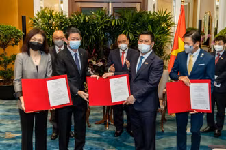 Nghi thức ký kết MOU thành lập Trung tâm Đổi mới sáng tạo Công nghiệp 4.0 Việt Nam-Singapore giữa Becamex IDC, VSIP, EIU, SPI và SiTA trước sự chức kiến của Chủ tịch nước Nguyễn Xuân Phúc. (Ảnh do Becamex IDC cung cấp)