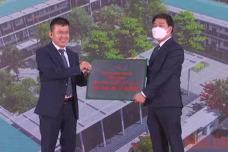 Lãnh đạo Tập đoàn Trung Nam trao biển bàn giao công trình Trường Trung học cơ sở Văn Lý cho lãnh đạo huyện Lý Nhân. 
