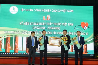 Lãnh đạo VRG nhận Bằng khen của Thủ tướng về thành tích phòng, chống dịch Covid-19 năm 2021.