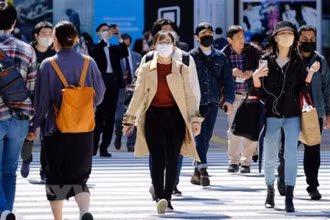 Người dân đeo khẩu trang phòng dịch Covid-19 tại Tokyo, Nhật Bản. (Ảnh: AFP/TTXVN)