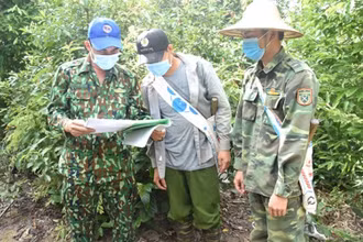 Người dân Điện Biên tuần tra, bảo vệ rừng trong diện tích được chi trả dịch vụ môi trường rừng.