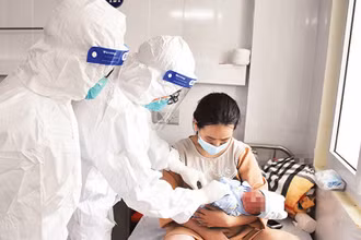 Chăm sóc, điều trị sản phụ nhiễm Covid-19 tại Bệnh viện Hòa Vang, thành phố Đà Nẵng.