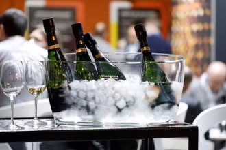 Các chai rượu champagne được trưng bày trên quầy rượu tại Hội chợ rượu Wine Paris & Vinexpo tại Trung tâm hội nghị Paris Expo Porte de Versailles, Paris, Pháp, ngày 14/2/2022. (Ảnh: REUTERS)