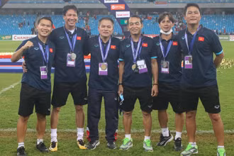 HLV Đinh Thế Nam (thứ ba từ phải sang) cùng các thành viên trong Ban huấn luyện U23 Việt Nam. (Ảnh: VFF)