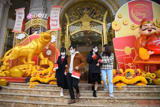 Ngày vía Thần Tài 10 tháng Giêng người dân đi mua vàng với mong muốn Thần tài sẽ mang lộc đến cho gia đình, cầu mong cho sung túc, giàu có và thịnh vượng. (Ảnh: THÀNH ĐẠT)