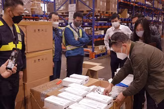 Cơ quan hải quan bắt giữ hơn 85.000 test nhanh Covid-19 nhập lậu từ Hàn Quốc.