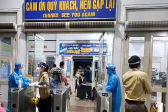 Hành khách vào ga Sài Gòn chuẩn bị lên tàu. (Ảnh: Tổng công ty Đường sắt Việt Nam cung cấp)