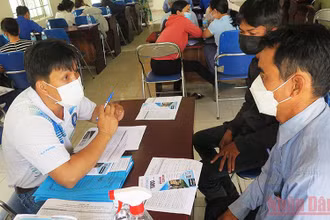 Cán bộ Trung tâm giới thiệu việc làm tỉnh Kon Tum tư vấn, giới thiệu việc làm tại cho bà con đồng bào dân tộc thiểu số.