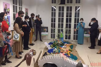Các đại biểu và khách tham quan lắng nghe "Câu chuyện của dòng sông" tại Triển lãm. 