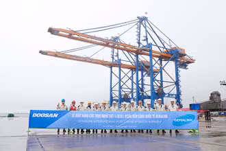 Lễ xuất hàng 2 cẩu trục siêu trường siêu trọng tại cầu cảng Doosan Vina.