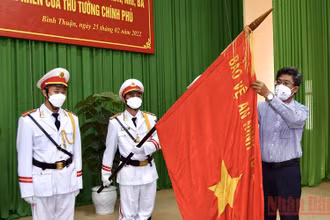 Thừa ủy quyền của Chủ tịch nước, Phó Chủ tịch UBND tỉnh Bình Thuận Nguyễn Minh trao Huân chương Bảo vệ Tổ quốc hạng Nhất cho Phòng Tham mưu Công an tỉnh Bình Thuận. (Ảnh: Công an tỉnh Bình Thuận cung cấp)