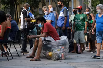 Người dân chờ tiêm ngừa Covid-19 trong chiến dịch tiêm chủng cho người vô gia cư ở Rio de Janeiro, Brazil, ngày 27/5/2021. Ảnh: REUTERS