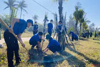 Các đại biểu cùng đoàn viên, thanh niên trồng cây sau lễ phát động. (Ảnh: QUỐC VIỆT)