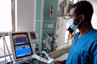 Nhân viên y tế hướng dẫn cách khởi động máy thở tại Bệnh viện Karen, Nairobi, Kenya, ngày 6/4/2020. (Ảnh: REUTERS)